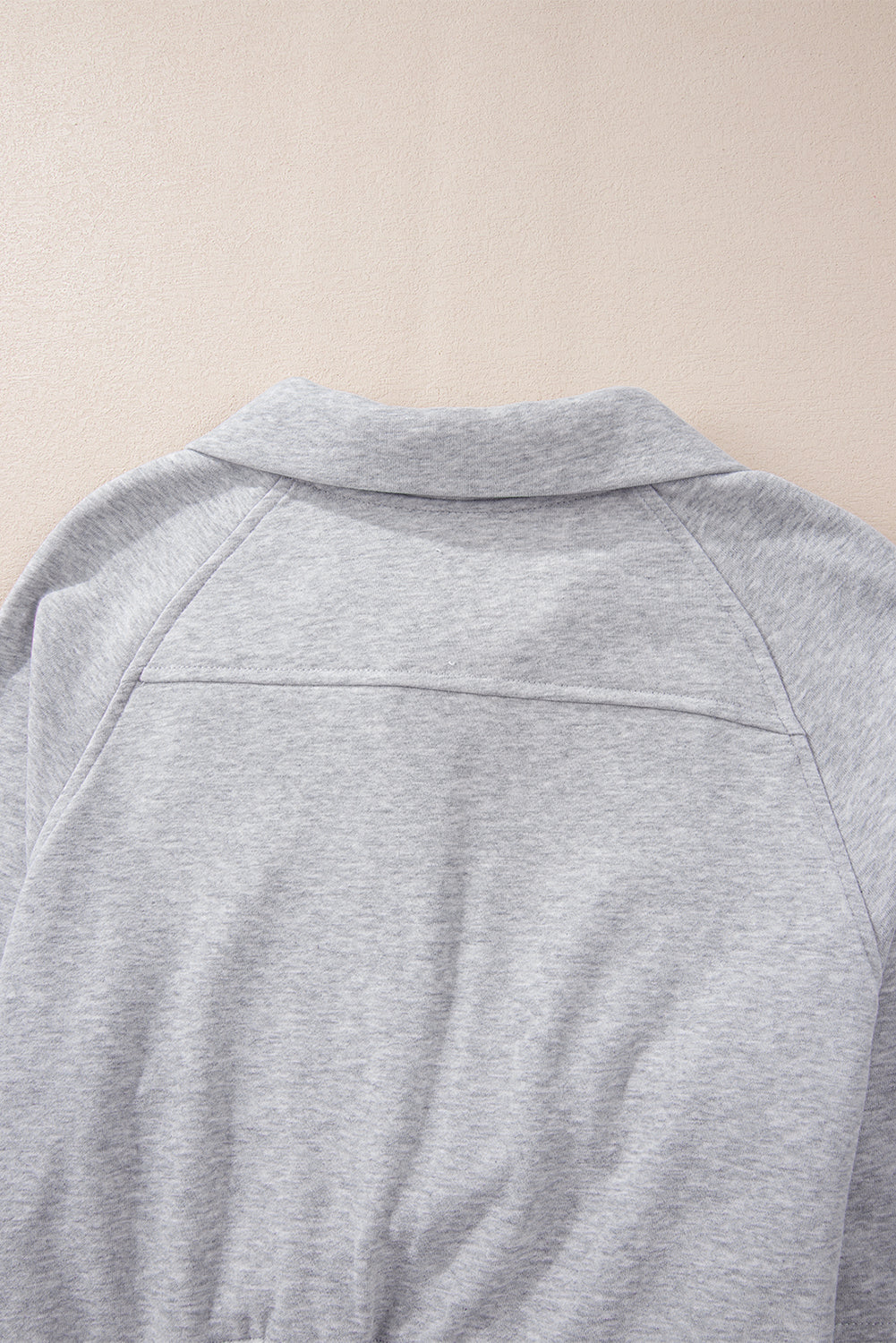 Hellgraues Sweatshirt mit Viertelreißverschluss, Stehkragen und Kängurutasche