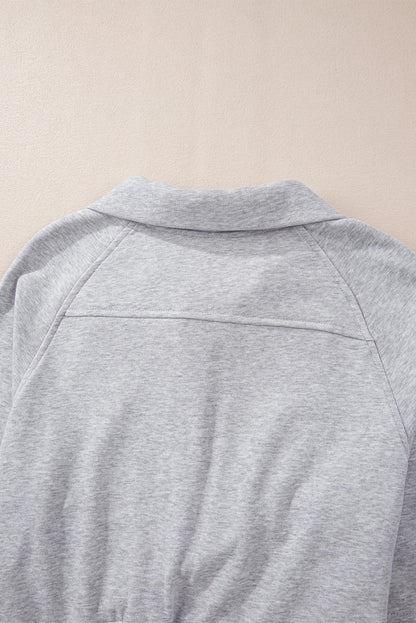 Hellgraues Sweatshirt mit Viertelreißverschluss, Stehkragen und Kängurutasche
