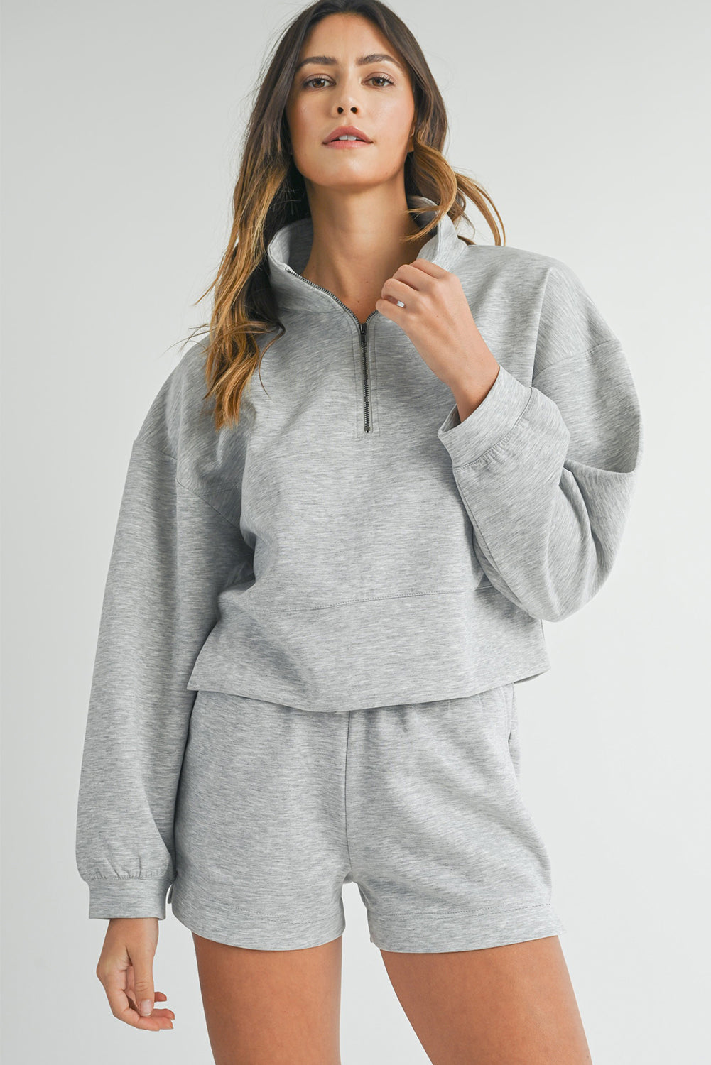 Hellgraues Set aus Sweatshirt und Shorts mit Stehkragen und Reißverschluss