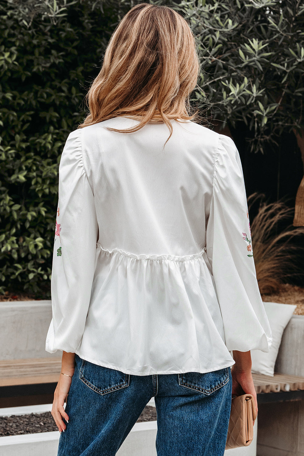 Weiße Babydoll-Bluse mit Blumenmuster und V-Ausschnitt