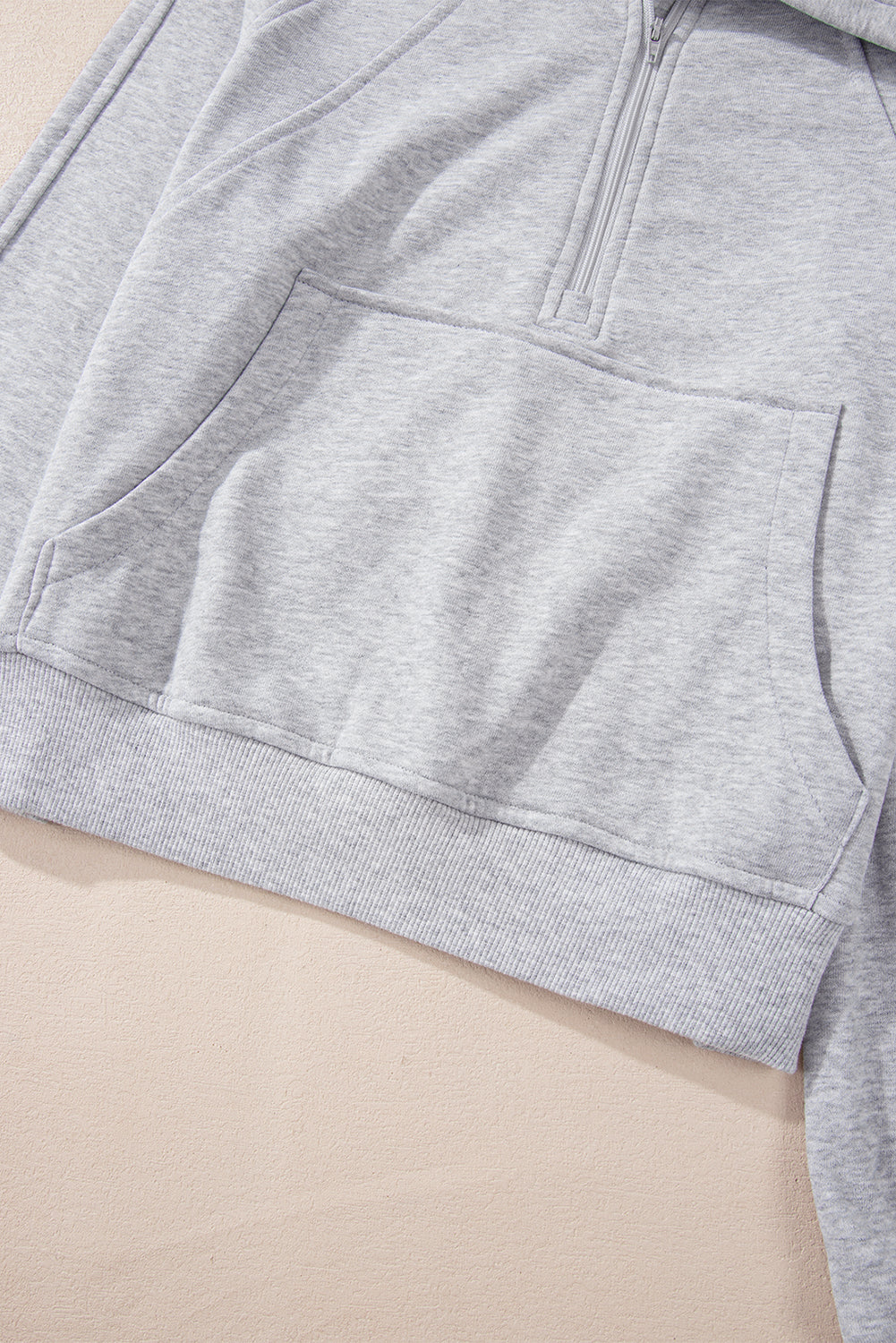Hellgraues Sweatshirt mit Viertelreißverschluss, Stehkragen und Kängurutasche