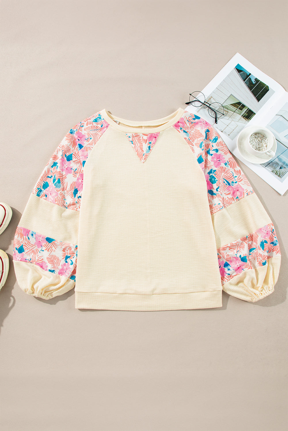 Aprikosenfarbene Bluse mit strukturiertem Patchwork und Ballonärmeln