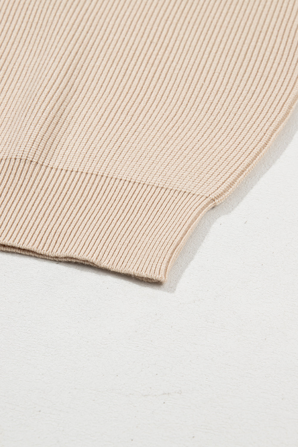 Aprikosenfarbener Pullover mit Laternenärmeln und V-Ausschnitt und Knoten hinten