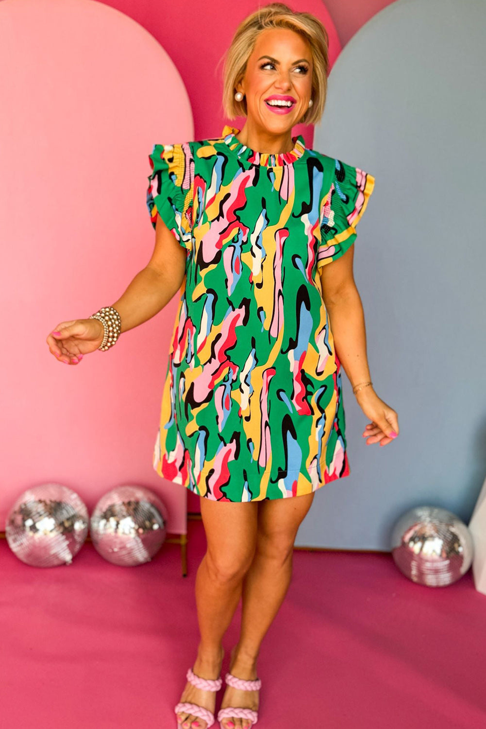 Grünes Minikleid mit abstraktem Print, Rüschenkragen und Rüschenärmeln