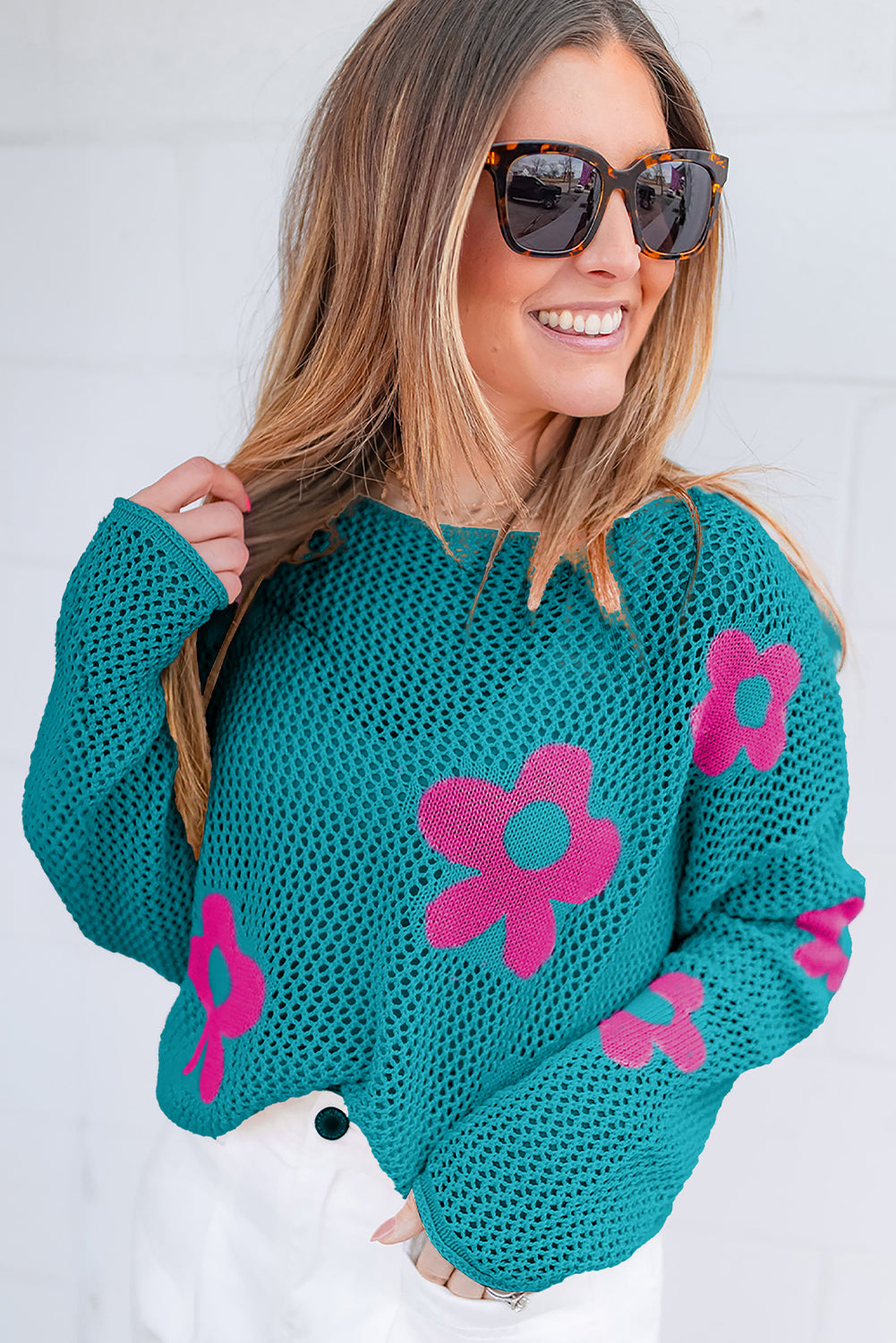 Seegrüner Strickpullover mit großer Blume und tief angesetzten Schultern