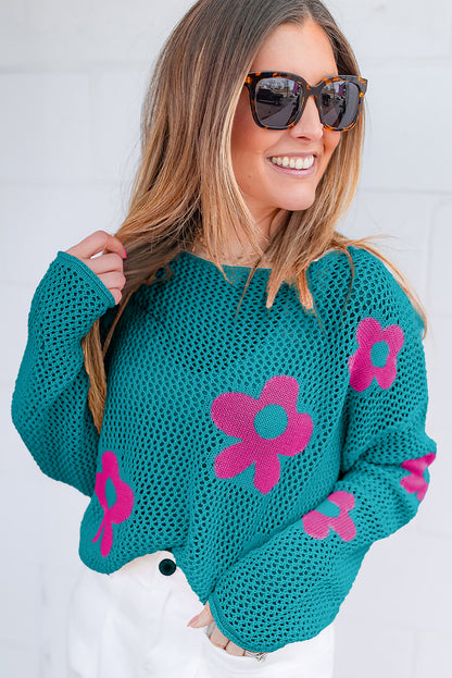 Seegrüner Strickpullover mit großer Blume und tief angesetzten Schultern