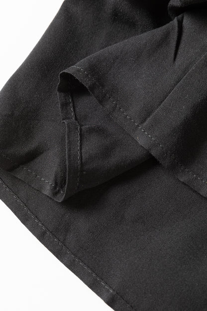 Schwarzes Minikleid aus Spitze mit Puffärmeln, Knöpfen und Rüschen