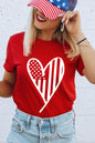Rotes T-Shirt mit Rundhalsausschnitt und Grafik in Herzform mit USA-Flagge