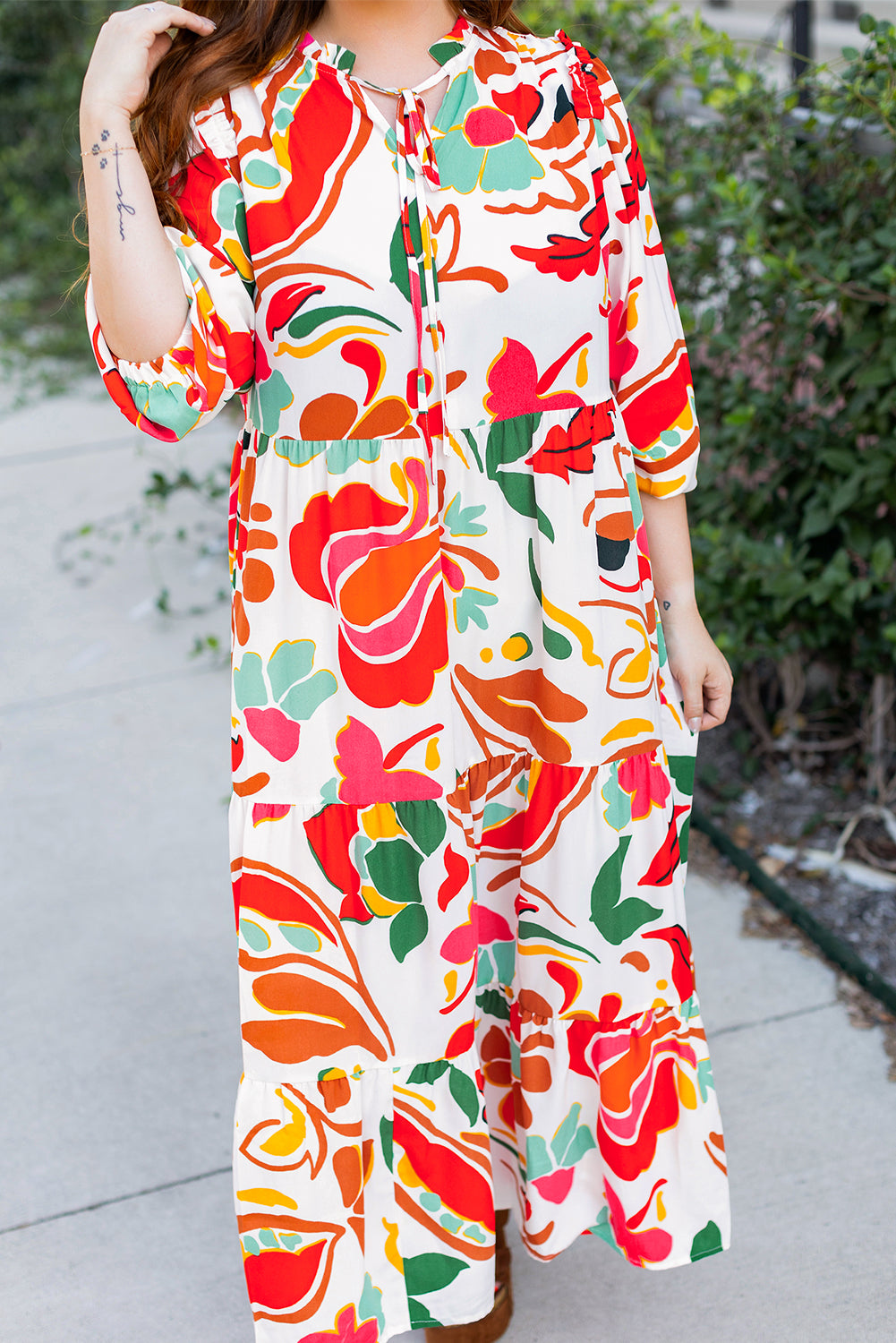 Oranges Kleid mit Blumenmuster und Kordelzug und V-Ausschnitt in Übergröße