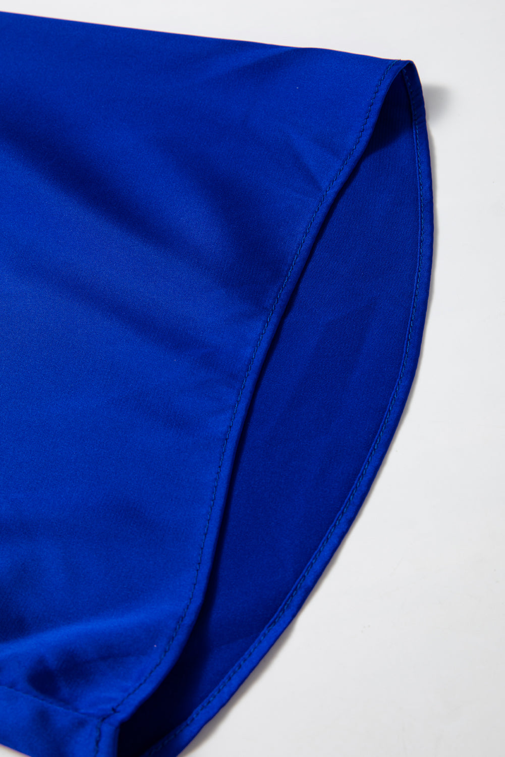 Dunkelblaue asymmetrische Satinbluse mit Glockenärmeln und One-Shoulder-Träger