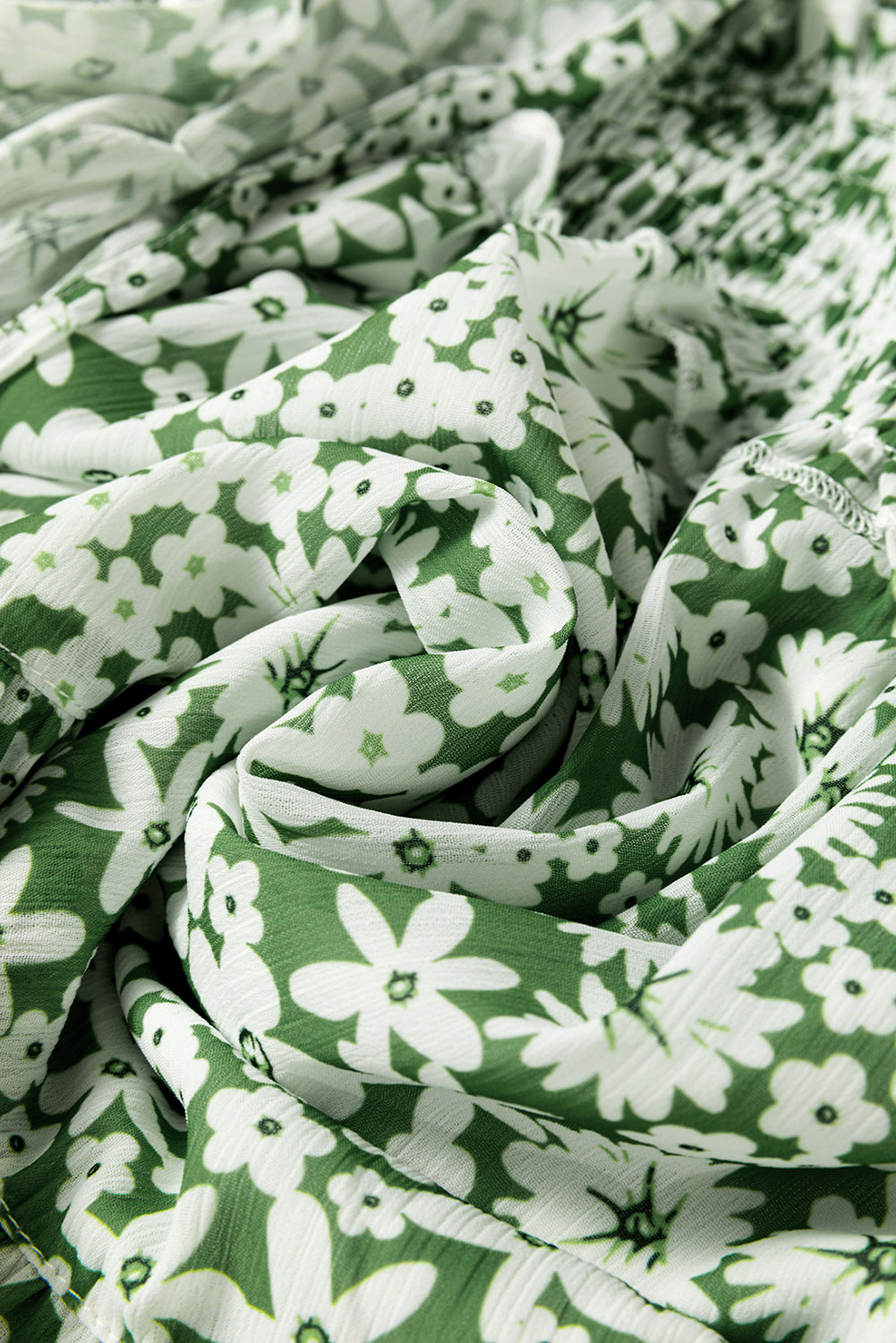 Grünes Minikleid mit Blumenmuster, quadratischem Ausschnitt, geraffter Taille und Rüschen