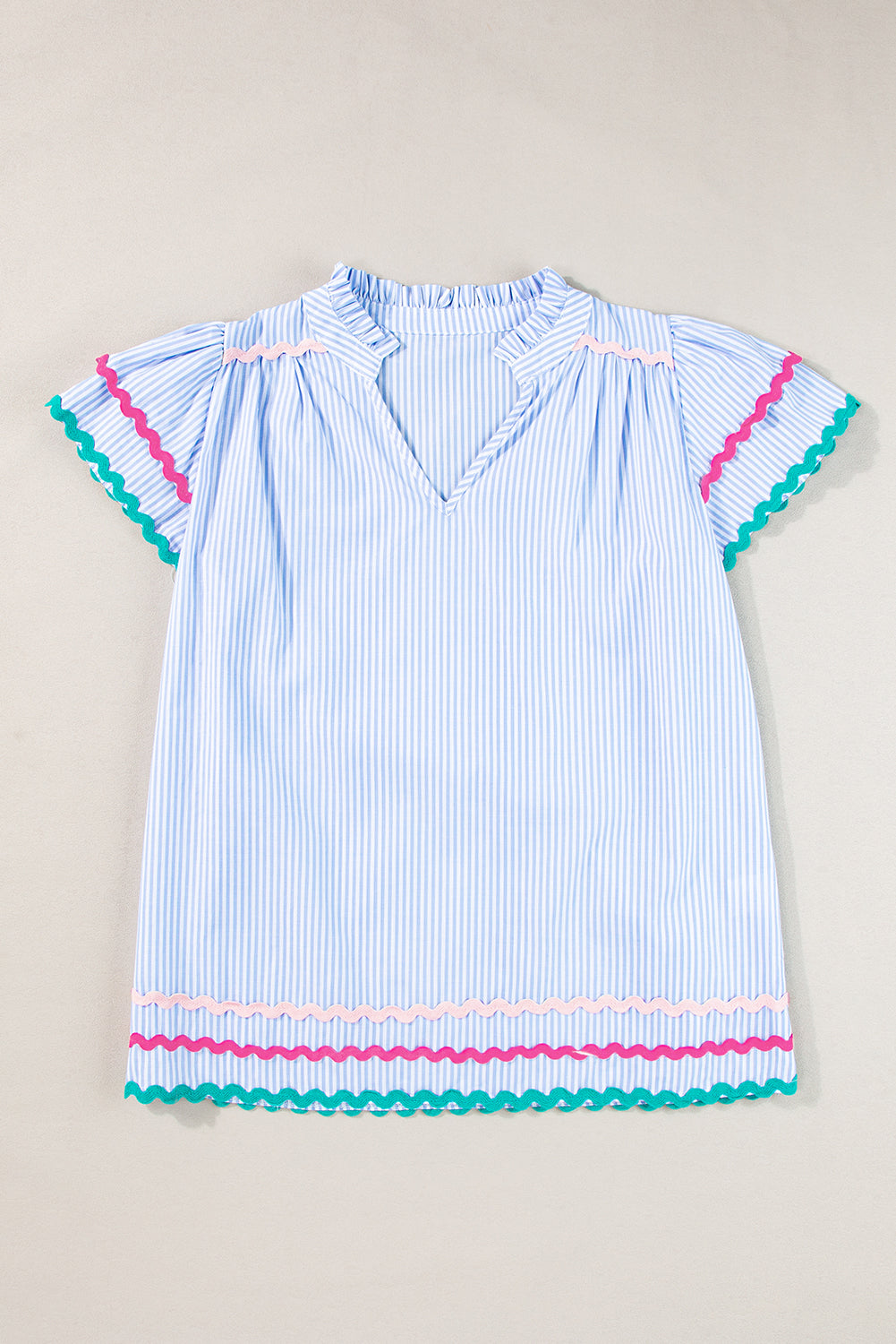 Himmelblaue Bluse mit Streifen, Ricrac-Besatz, geschlitztem Halsausschnitt, gestreiften Rüschenärmeln