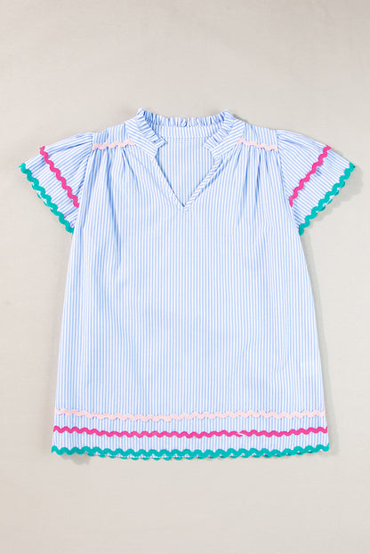 Himmelblaue Bluse mit Streifen, Ricrac-Besatz, geschlitztem Halsausschnitt, gestreiften Rüschenärmeln