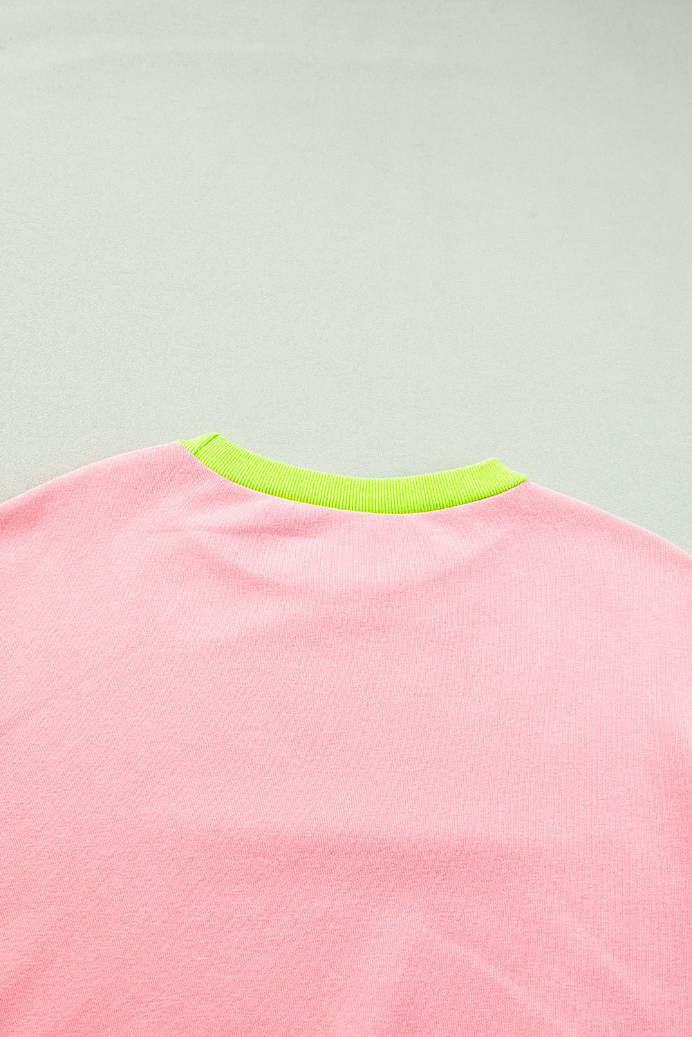 Rosa Sweatshirt mit Farbblock-Muster und Puffärmeln