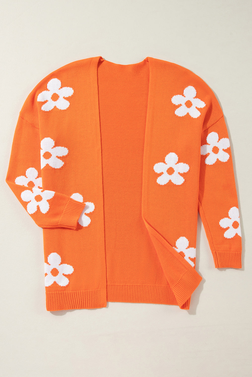 Orangefarbener, lockerer Strickcardigan mit Blumenmuster und offener Vorderseite