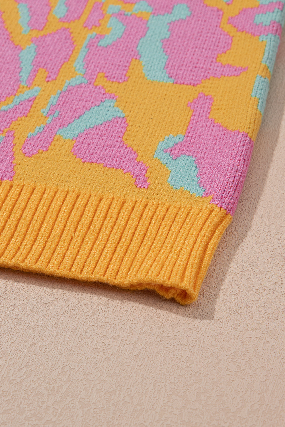 Leuchtend rosa Pullover mit geripptem Leopardenmuster in Übergröße