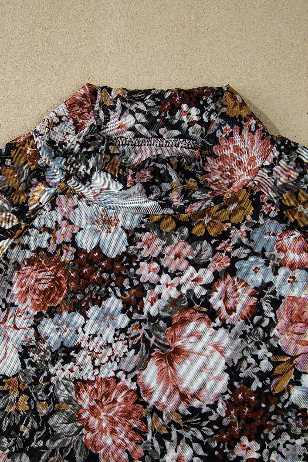 Braune, florale, langärmlige Etui-Bluse aus Netzstoff mit hohem Halsausschnitt