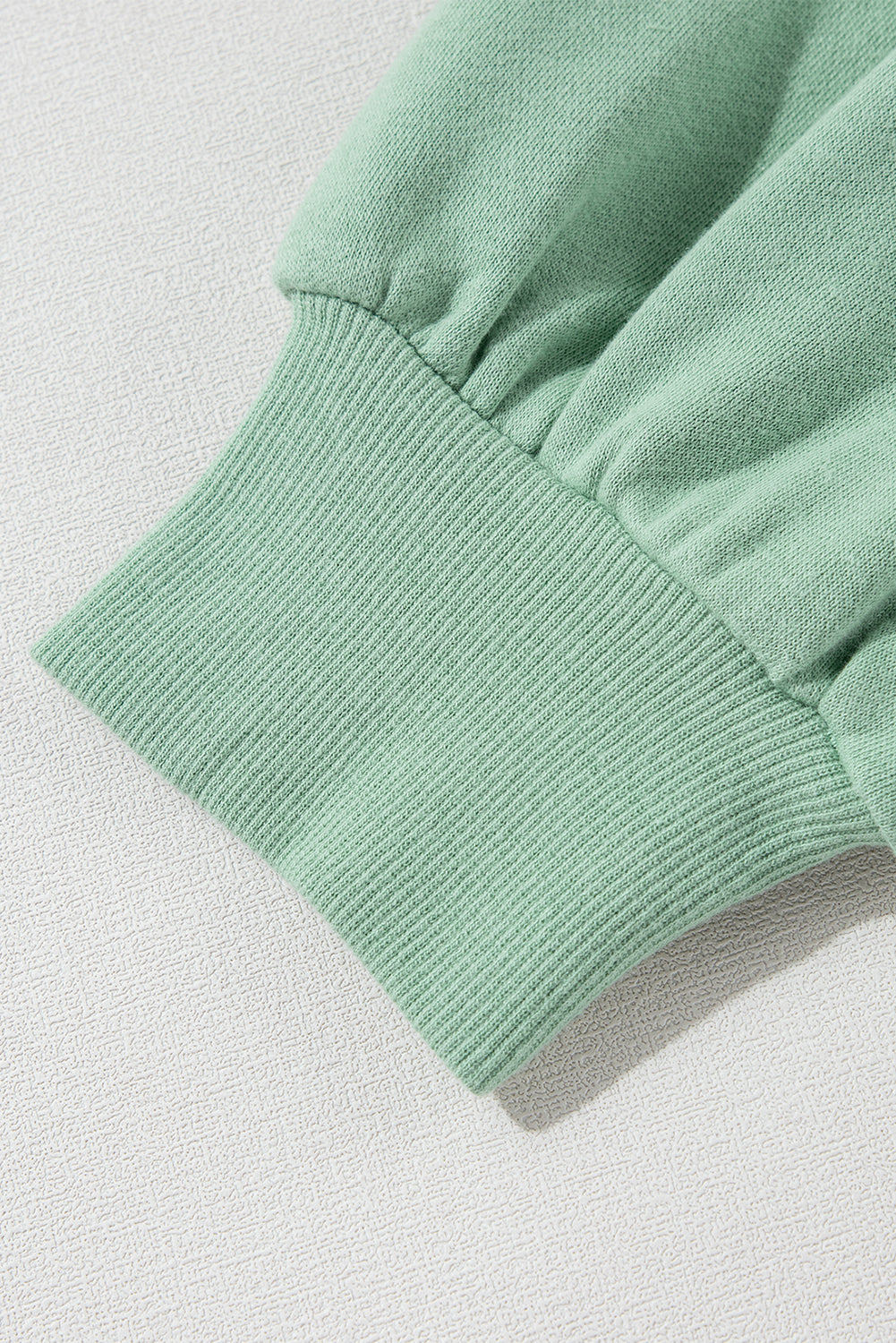 Moonlight Jade – Lockeres Sweatshirt mit Regenbogenstreifen an den Ärmeln und Rundhalsausschnitt