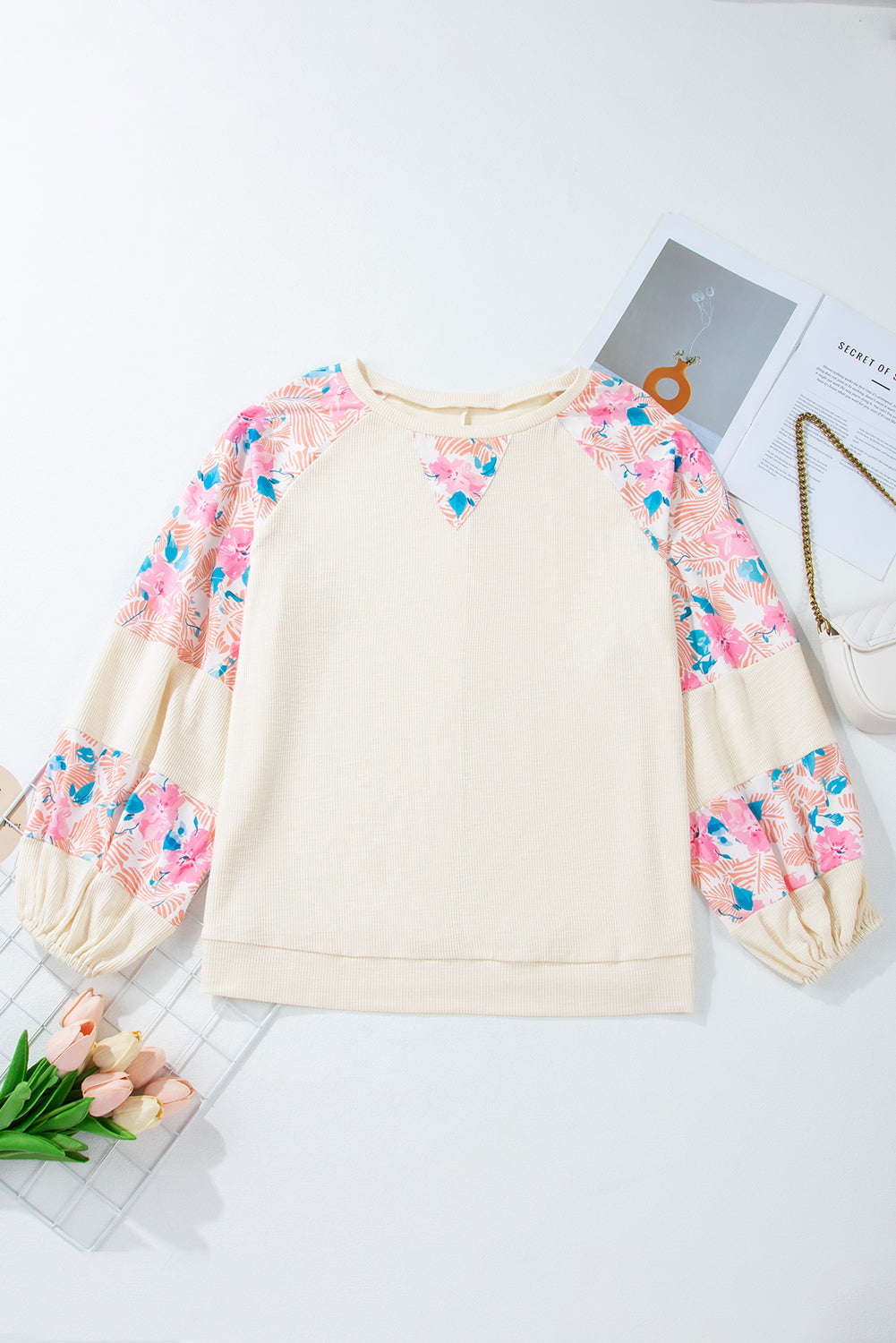 Apricot – Geripptes Oberteil mit Blumen-Patchwork und Puffärmeln in Übergröße