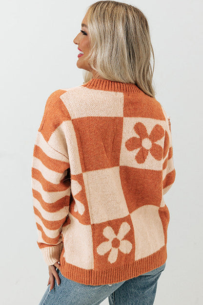 Brauner Pullover mit kariertem Blumenmuster und gestreiften Ärmeln