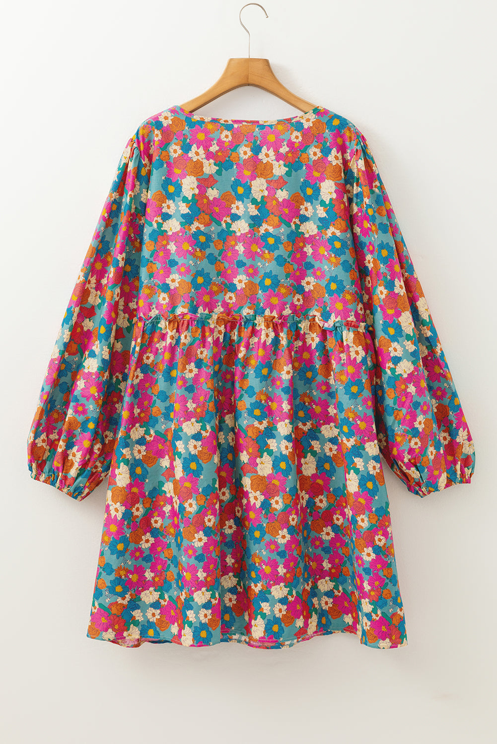 Himmelblaues, gestuftes Minikleid mit Blumenmuster und gerafften Rüschen in Übergröße