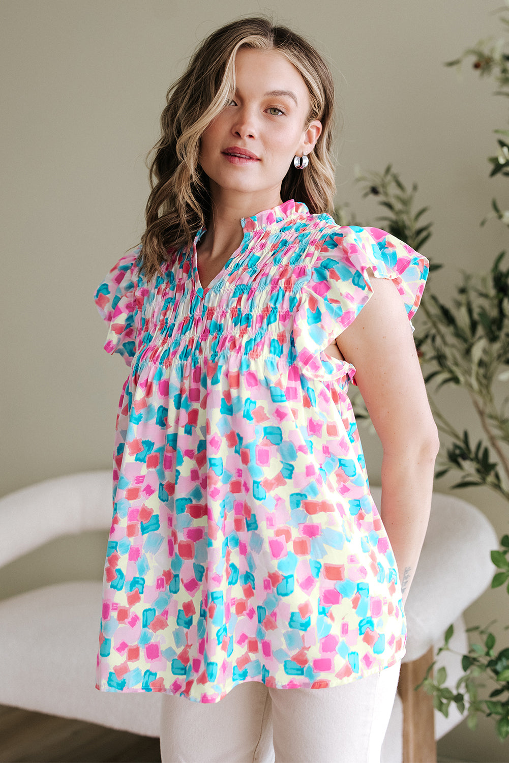 Himmelblaue Bluse mit geraffter Passe und abstraktem Print