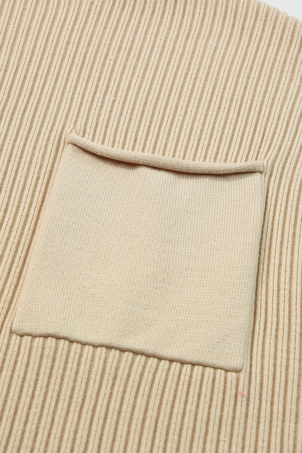 Haferflockenfarbener Rippstrickpullover mit aufgesetzten Taschen und kurzen Ärmeln