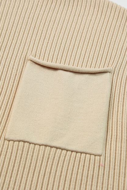 Haferflockenfarbener Rippstrickpullover mit aufgesetzten Taschen und kurzen Ärmeln
