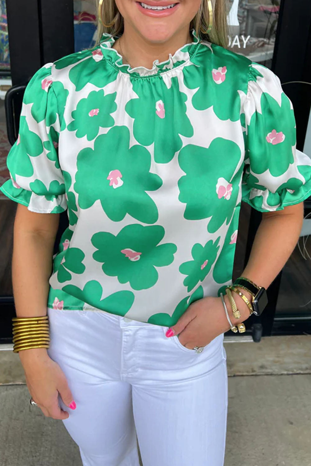 Grüne Bluse mit Blumenmuster, Puffärmeln und Rüschenausschnitt