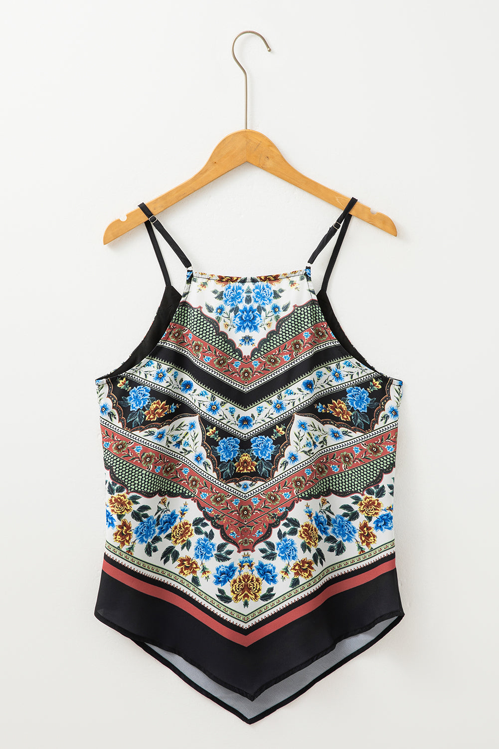 Rotes Tanktop mit Spaghettiträgern und gemischtem Blumenmuster und Chevron-Muster