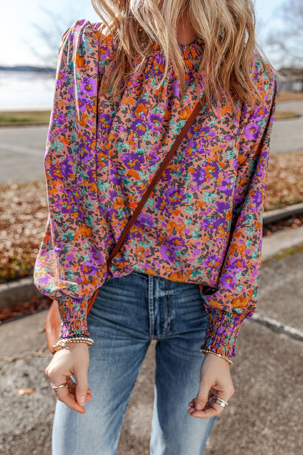 Lila Bluse mit Rundhalsausschnitt, Blumenmuster und gerafften Bündchen