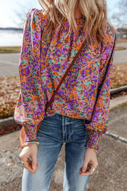 Lila Bluse mit Rundhalsausschnitt, Blumenmuster und gerafften Bündchen