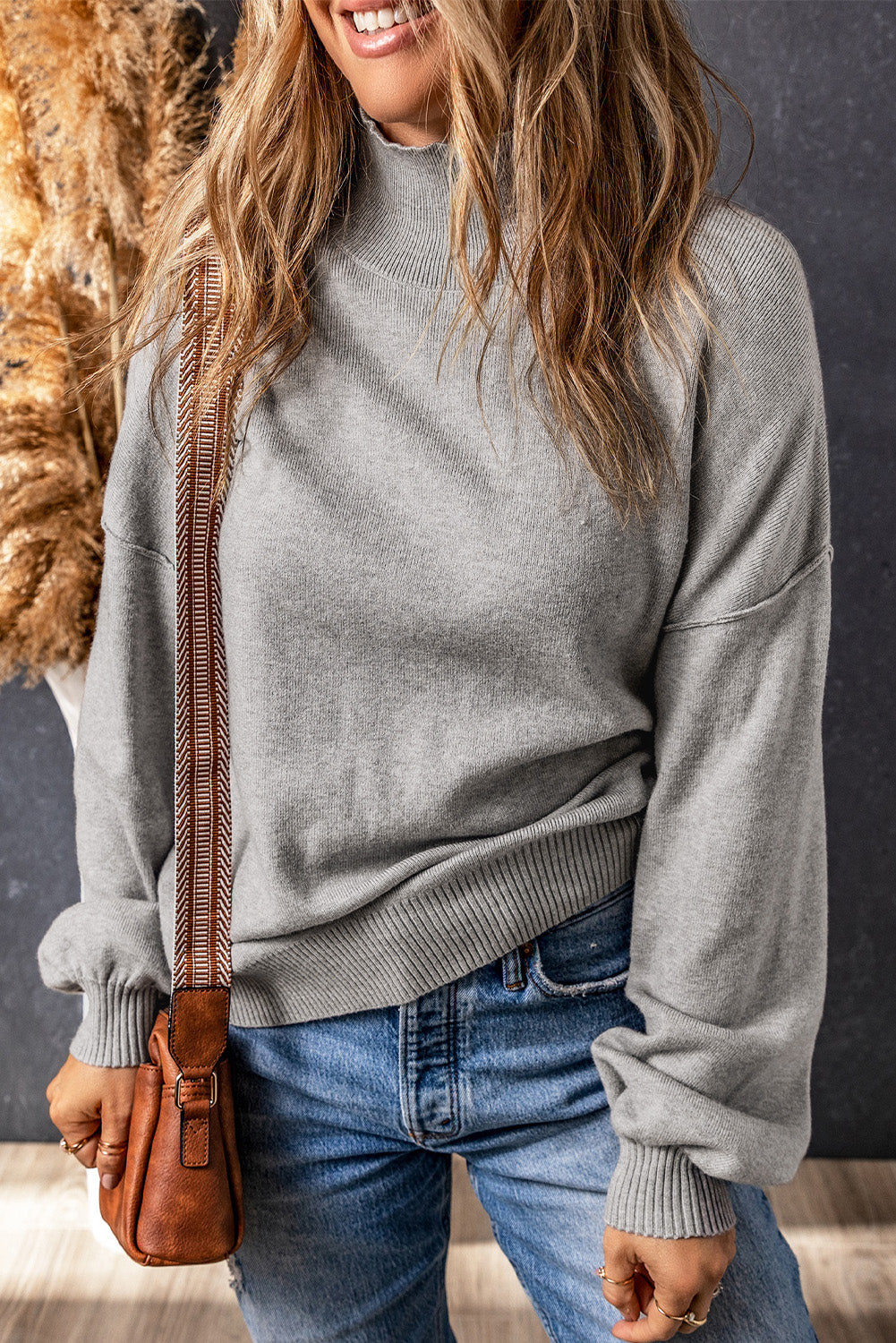 Grauer Rollkragenpullover mit tief angesetzten Schultern und Puffärmeln