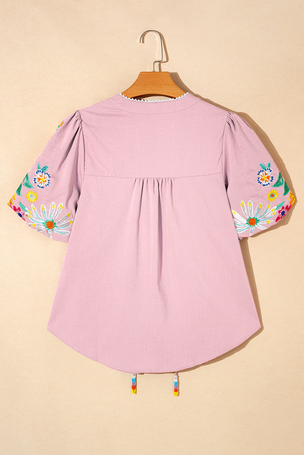 Rosa Bluse mit Blumenstickerei, Puffärmeln und Schlitz am Ausschnitt