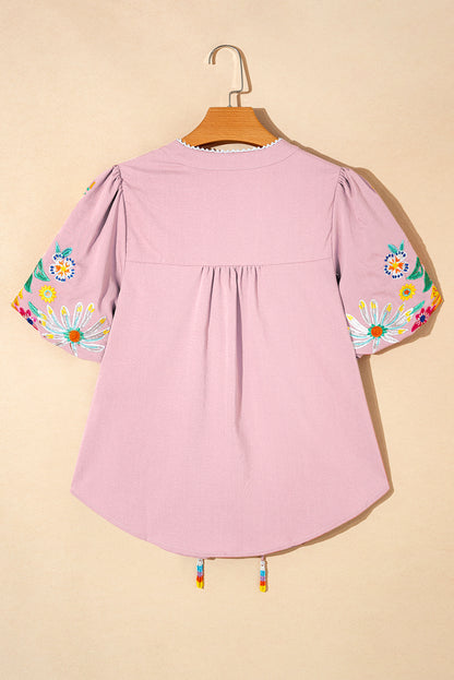 Rosa Bluse mit Blumenstickerei, Puffärmeln und Schlitz am Ausschnitt