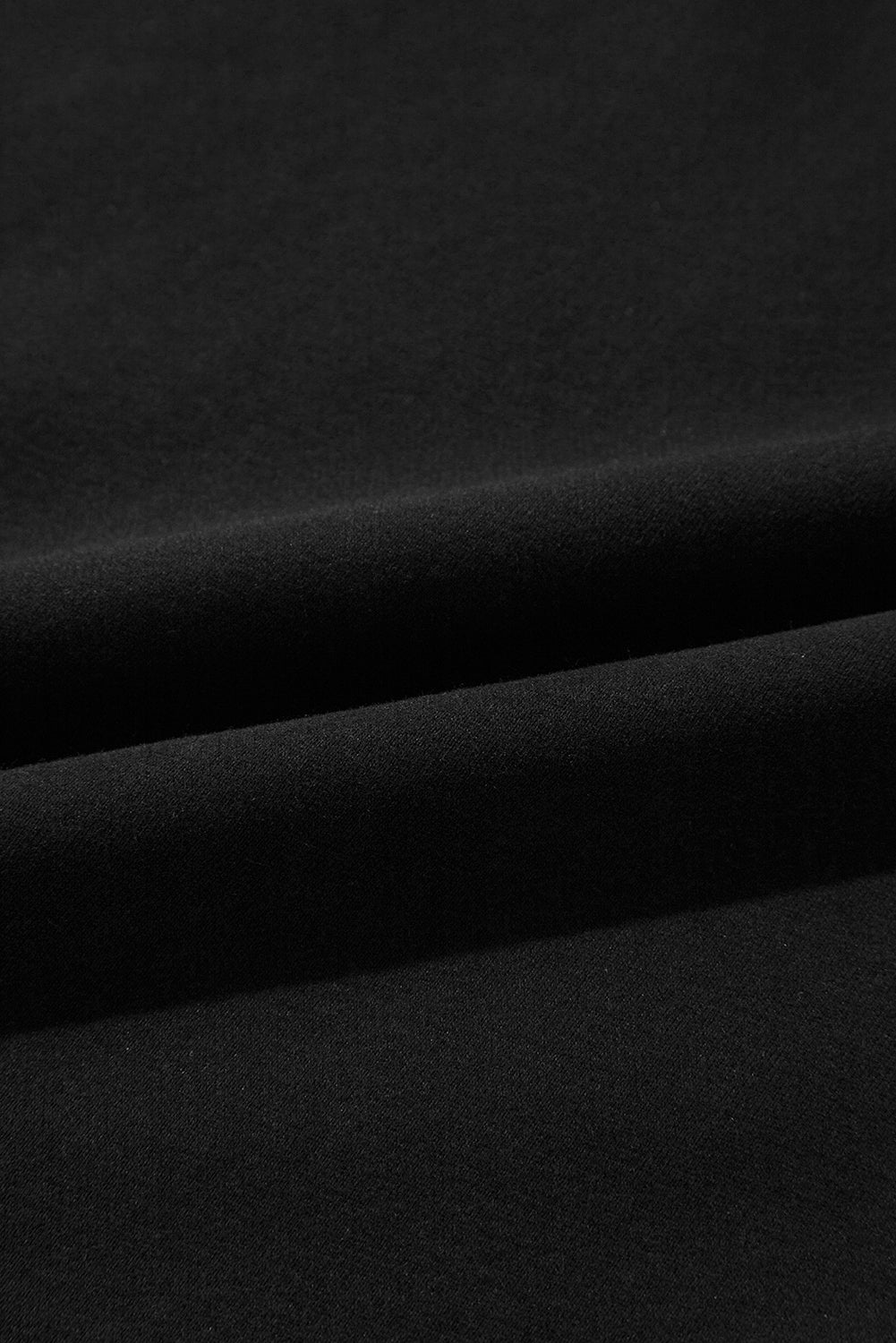 Schwarzes Pullover-Sweatshirt mit überschnittener Schulter und kontrastierendem Regenbogenbesatz