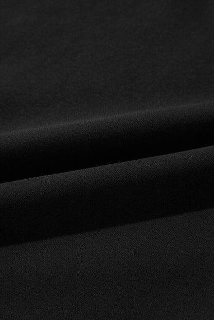 Schwarzes Pullover-Sweatshirt mit überschnittener Schulter und kontrastierendem Regenbogenbesatz