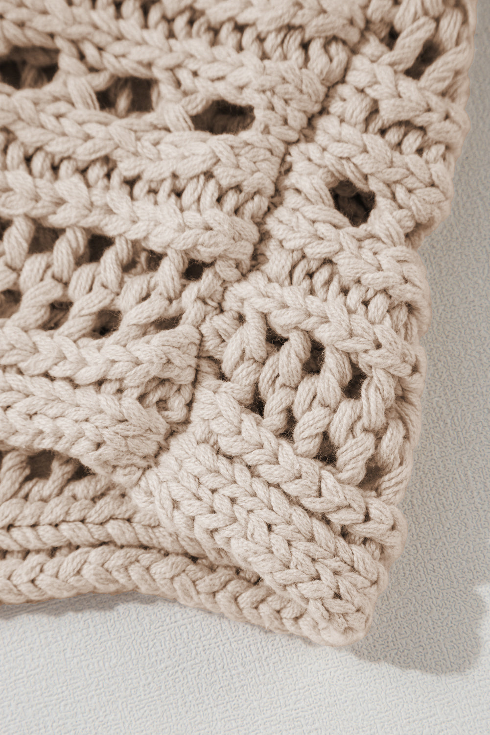 Rauchgrauer kurzer Pullover mit Hohlsaum und Zopfmuster
