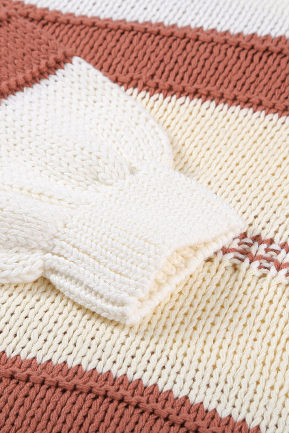 Gestrickter Pullover mit V-Ausschnitt und Laternenärmeln