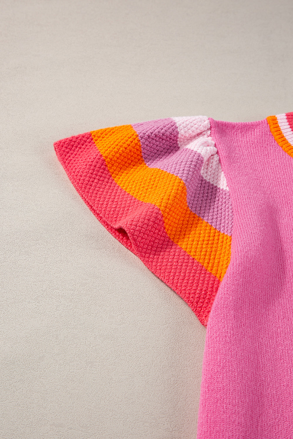 Hellrosa Strickpullover-T-Shirt mit kontrastierenden Flatterärmeln