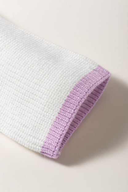 Weißer Pullover mit Viertelreißverschluss und überschnittener Schulterpartie mit buntem Rand