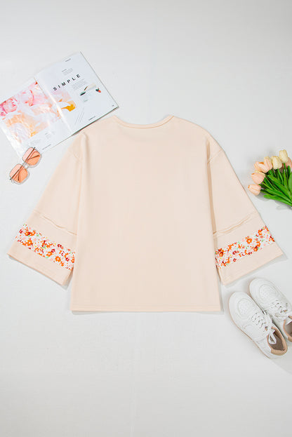 Beiges Plus Size Top mit Rundhalsausschnitt und Blumenpatches