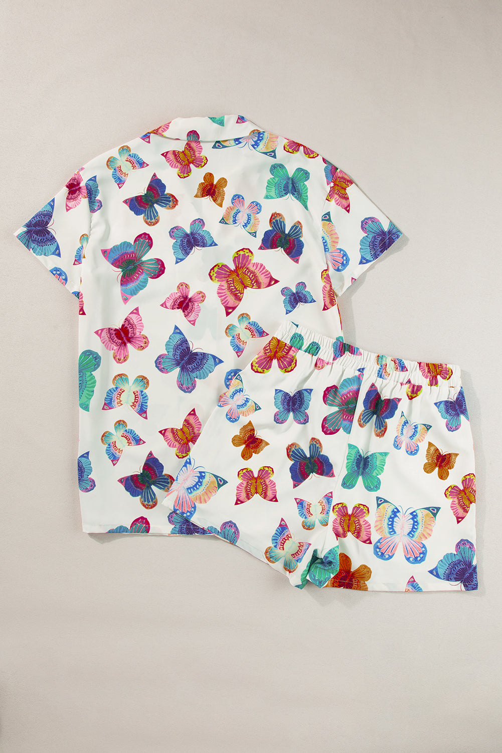 Mehrfarbiges Pyjama-Set mit kurzärmligem Hemd und Schmetterlingsmuster