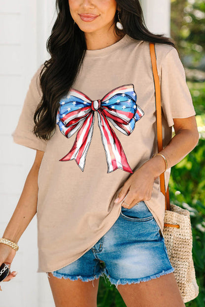 Khakifarbenes T-Shirt mit Rundhalsausschnitt und amerikanischer Flagge und Schleife