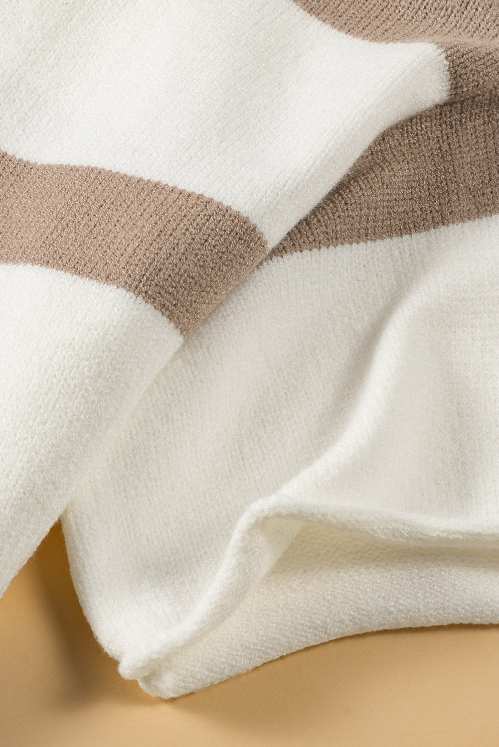 Khakifarbenes, gestreiftes, leicht gestricktes Oberteil mit kurzen Ärmeln