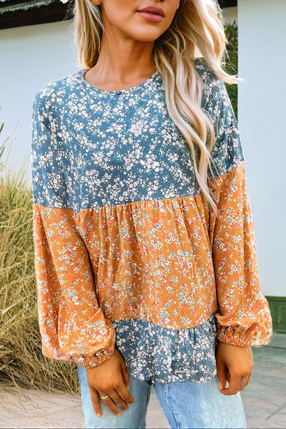 Orangefarbene Bluse mit Blumenmuster, Farbblockdesign, Rüschensaum und Rundhalsausschnitt