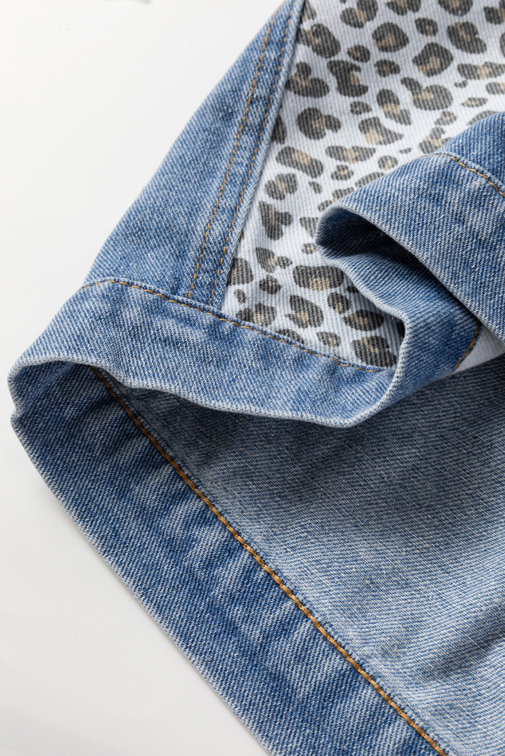 Beau Blue – Jeansjacke mit Leopardenmuster und Patchwork-Klappendetail in Übergröße