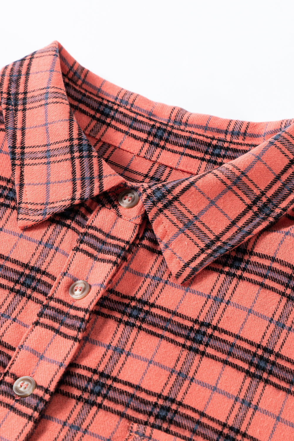 Rotes kariertes Langarmhemd mit seitlichem Schlitz und Used-Look-Saum