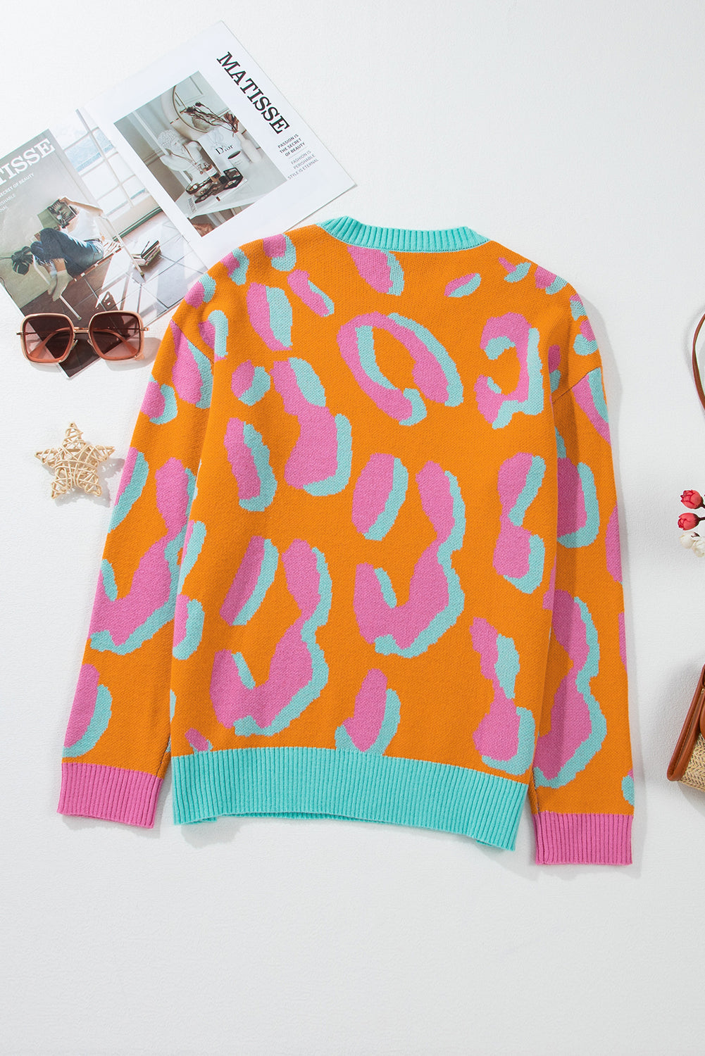 Orangefarbener Pullover mit Leopardenmuster und geripptem Rand im Colorblock-Design