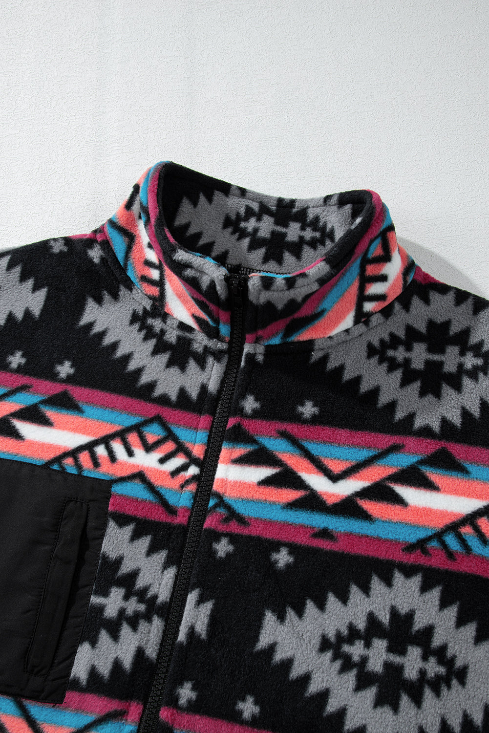 Schwarze Jacke mit Reißverschlusskragen und Aztekenmuster